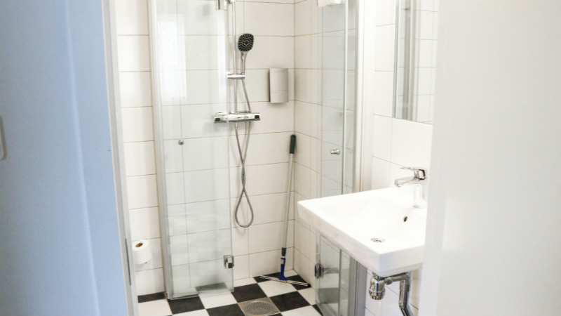 Dusch och handfat i badrummet p Mora Hotell