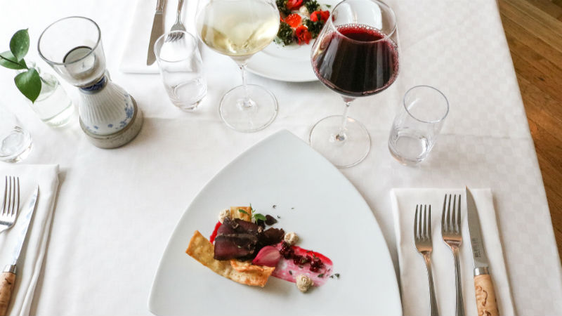 Fint dukat med mat och vin p restaurangen p Mora Hotell