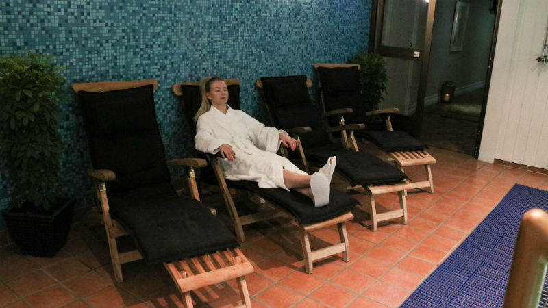 Kvinna vilar i vilstolen p spaavdelningen p Mora Hotell